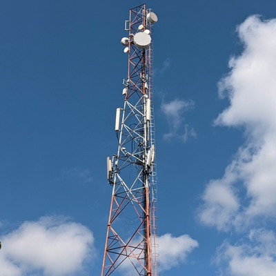 Tour de communication en acier à treillis tubulaire à 3 pieds rentable de 50 m pour station de base de signal GSM/LTE avec galvanisation à chaud Durée de vie de 30 ans