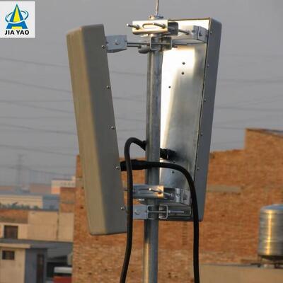 Tour monopôle légère sur toit de 25M 30M 40m pour la densification urbaine de petites cellules 5G avec une petite empreinte de base et de l'acier galvanisé