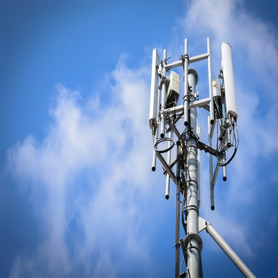 Tour monopôle légère sur toit de 25M 30M 40m pour la densification urbaine de petites cellules 5G avec une petite empreinte de base et de l'acier galvanisé