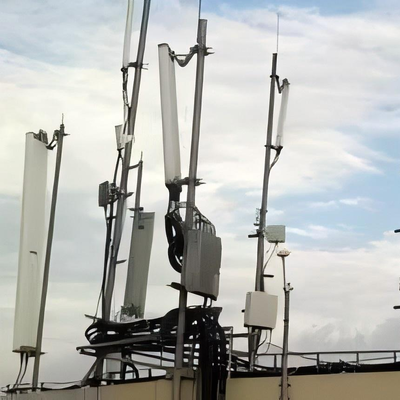 Tour monopôle légère sur toit de 25M 30M 40m pour la densification urbaine de petites cellules 5G avec une petite empreinte de base et de l'acier galvanisé