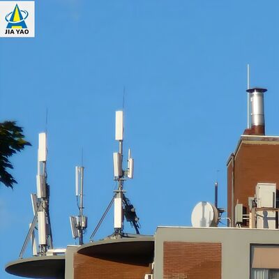 Tour monopôle légère sur toit de 25M 30M 40m pour la densification urbaine de petites cellules 5G avec une petite empreinte de base et de l'acier galvanisé