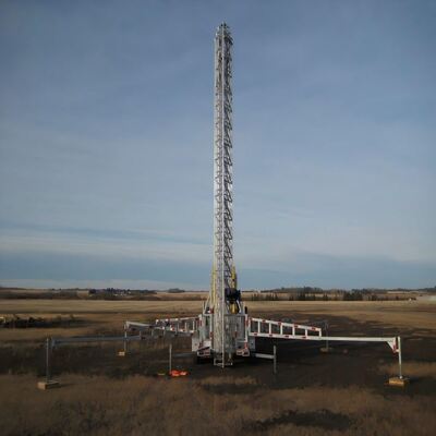Mât télescopique portable en acier pour un déploiement rapide, une station de base mobile et une surveillance d'urgence avec système de levage de qualité industrielle et base stabilisée