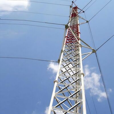 Tour métallique haubanée ultra haute pour la diffusion radio TV longue portée Mât en treillis robuste standard ANSI/TIA-222 avec système d'ancrage en acier trempé